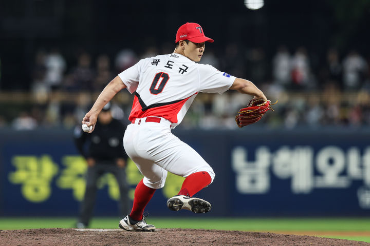 [서울=뉴시스] 프로야구 KIA 타이거즈 곽도규가 19일 광주-기아챔피언스필드에서 열린 2026 신한 쏠 KBO리그 LG 트윈스전에 불펜 등판해 공을 던지고 있다. (사진=KIA 타이거즈 제공) 2026.05.19. *재판매 및 DB 금지