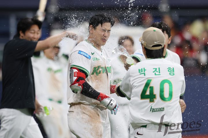 [서울=뉴시스] 프로야구 키움 히어로즈 김웅빈이 19일 고척스카이돔에서 열린 2026 신한 쏠 KBO리그 SSG 랜더스전에서 끝내기 홈런을 친 뒤 동료들의 축하를 받고 있다. (사진=키움 히어로즈 제공) 2026.05.19. *재판매 및 DB 금지