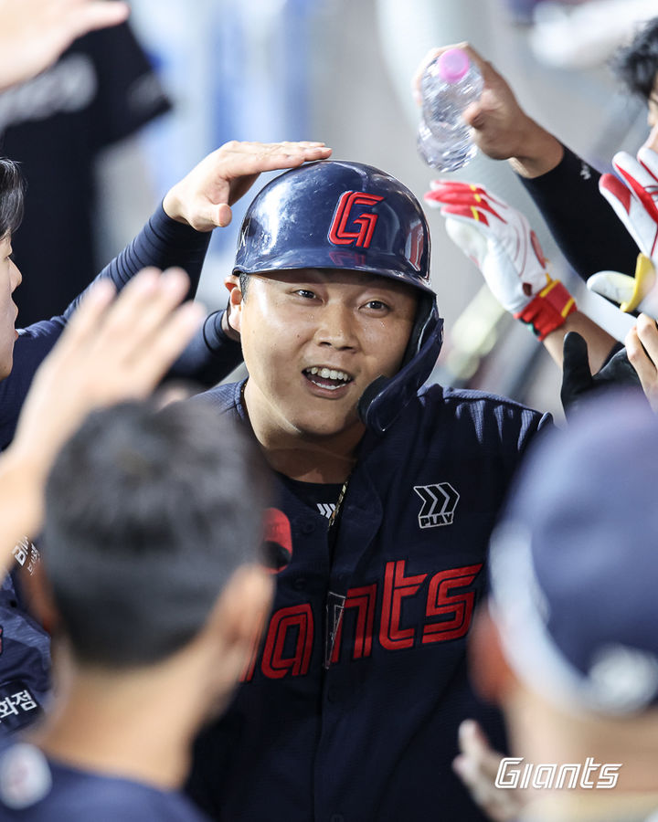 [서울=뉴시스] 프로야구 롯데 자이언츠 한동희가 19일 대전 한화생명볼파크에서 열린 2026 신한 쏠 KBO리그 한화 이글스전에서 홈런을 친 뒤 동료들의 축하를 받고 있다. (사진=롯데 자이언츠 제공) 2026.05.19. *재판매 및 DB 금지