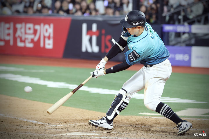 [서울=뉴시스] 프로야구 KT 위즈 최원준이 15일 수원 KT위즈파크에서 열린 2026 신한 쏠 KBO리그 한화 이글스와의 경기에서 안타를 치고 있다. (사진=KT 위즈 제공) 2026.05.15. *재판매 및 DB 금지