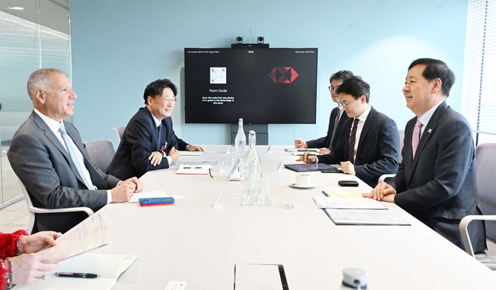 [서울=뉴시스] 한국경제 투자설명회(IR) 참석차 영국 런던을 방문 중인 구윤철 부총리 겸 재정경제부 장관이 18일(현지 시간) 홍콩·상하이은행그룹(HSBC) 런던 본사에서 조지 엘헤더리 HSBC 회장과 면담하고 있다. (사진=재정경제부 제공) 2026.05.19. photo@newsis.com *재판매 및 DB 금지