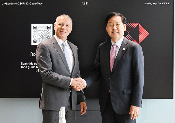 [서울=뉴시스] 한국경제 투자설명회(IR) 참석차 영국 런던을 방문 중인 구윤철 부총리 겸 재정경제부 장관이 18일(현지 시간) 홍콩·상하이은행그룹(HSBC) 런던 본사에서 조지 엘헤더리 HSBC 회장과 면담하기 앞서 악수하고 있다. (사진=재정경제부 제공) 2026.05.19. photo@newsis.com *재판매 및 DB 금지