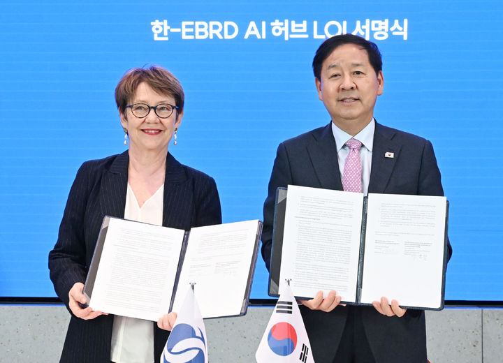 [서울=뉴시스] 한국경제 투자설명회(IR) 참석차 영국 런던을 방문 중인 구윤철 부총리 겸 재정경제부 장관이 18일(현지 시간) 삼성 KX에서 오딜 르노-바소 유럽부흥은행(EBRD) 총재와 면담에 앞서 AI-Hub 상호협력의향서(LOI)에 서명 후 기념촬영 하고 있다. (사진=재정경제부 제공) 2026.05.19. photo@newsis.com *재판매 및 DB 금지