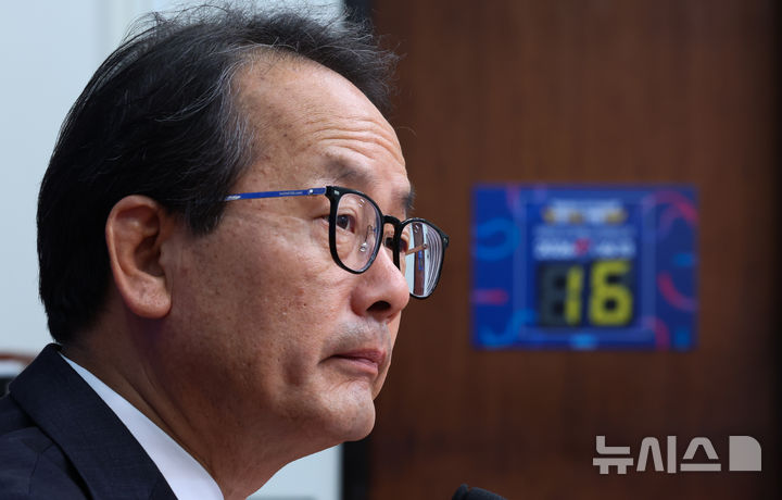 [서울=뉴시스] 김근수 기자 = 더불어민주당 선거대책위원회 공보단장을 맡고 있는 강준현 수석대변인이 19일 서울 여의도 국회에서 진행된 6.3 전국지방선거 현안 관련 기자간담회에서 발언하고 있다. 2026.05.19. ks@newsis.com