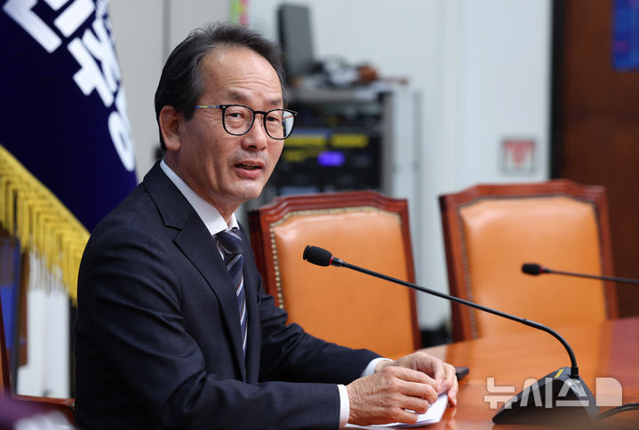 [서울=뉴시스] 김근수 기자 = 더불어민주당 선거대책위원회 공보단장을 맡고 있는 강준현 수석대변인이 19일 서울 여의도 국회에서 진행된 6.3 전국지방선거 현안 관련 기자간담회에서 발언하고 있다. 2026.05.19. ks@newsis.com