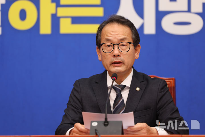 [서울=뉴시스] 김근수 기자 = 더불어민주당 선거대책위원회 공보단장을 맡고 있는 강준현 수석대변인이 19일 서울 여의도 국회에서 진행된 6.3 전국지방선거 현안 관련 기자간담회에서 발언하고 있다. 2026.05.19. ks@newsis.com