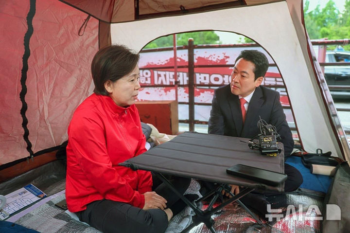 [서울=뉴시스] 김금보 기자 = 장동혁 국민의힘 대표가 19일 오전 경기 평택시 고덕동 삼성전자 평택캠퍼스 앞에서 삼성전자 노사 대타협 촉구 단식 농성 중인 양향자 경기도지사 후보를 찾아 대화하고 있다. (사진=양향자캠프 제공) 2026.05.19. photo@newsis.com