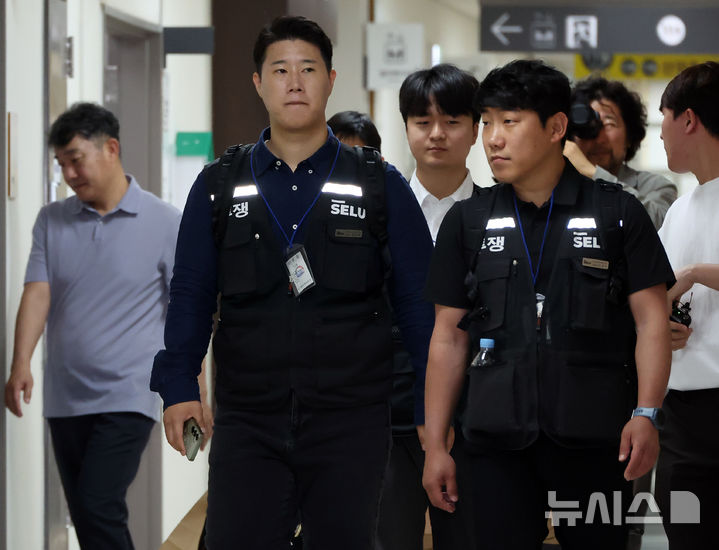 [세종=뉴시스] 강종민 기자 = 최승호 초기업노조 삼성전자지부 위원장이 19일 정부세종청사 중앙노동위원회에서 열리는 사후조정회의에 참석하고 있다. 2026.05.19. ppkjm@newsis.com