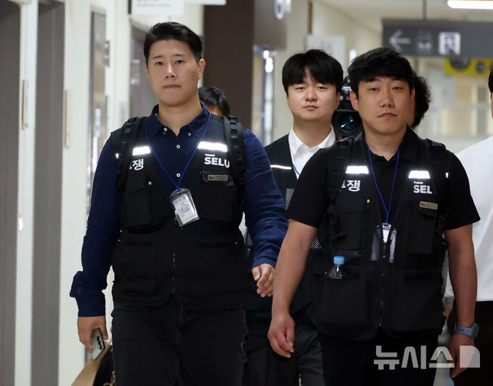[세종=뉴시스] 강종민 기자 = 최승호 초기업노조 삼성전자지부 위원장이 19일 정부세종청사 중앙노동위원회에서 열리는 사후조정회의에 참석하고 있다. 2026.05.19. ppkjm@newsis.com