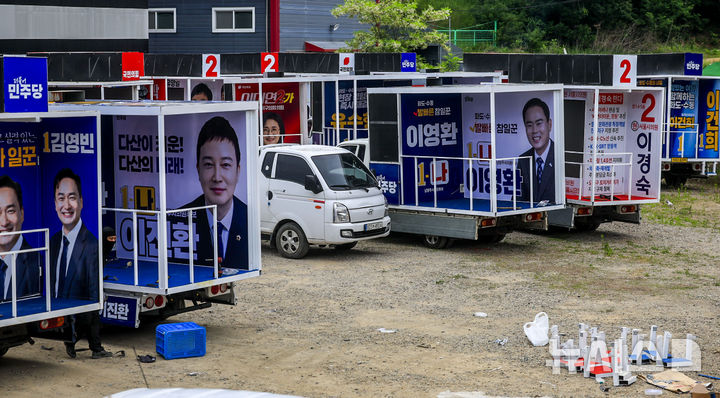 [파주=뉴시스] 정병혁 기자 = 제9회 전국동시지방선거 공식 선거운동이 이틀 앞으로 다가온 19일 경기 파주시의 선거유세차량 제작업체에서 각 지역 출마 후보들의 유세 차량이 제작되고 있다. 2026.05.19. jhope@newsis.com