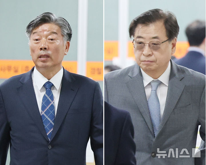 [서울=뉴시스] 박주성 기자 = 검찰이 서해 공무원 피격 사실 은폐를 시도한 혐의로 재판에 넘겨졌으나 1심에서 무죄를 선고받은 서훈 전 청와대 국가안보실장의 2심에서 징역 1년 6개월을 구형했다. 사진은서해 공무원 피격 사건에 연루된 김홍희(왼쪽) 전 해양경찰청장과 서훈 전 청와대 국가안보실장이 19일 오전 서울 서초구 서울중앙지방법원에서 열린 항소심 2차 공판에 출석하는 모습. 2026.05.19. park7691@newsis.com
