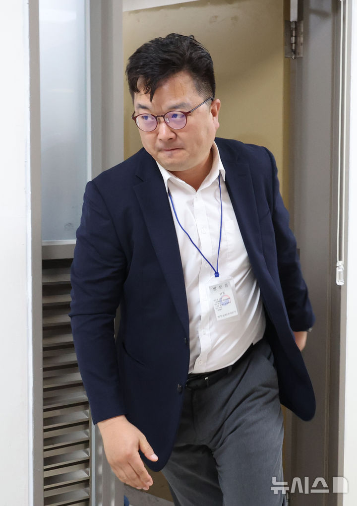 [세종=뉴시스] 강종민 기자 = 19일 세종시 정부세종청사 중앙노동위원회에서 열린 삼성전자 노사 2차 사후조정 회의에 참석한 김형로 삼성전자 부사장이 휴식을 마치고 회의실로 향하고 있다. 2026.05.19. ppkjm@newsis.com