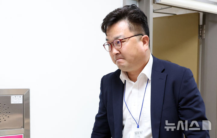 [세종=뉴시스] 강종민 기자 = 19일 세종시 정부세종청사 중앙노동위원회에서 열린 삼성전자 노사 2차 사후조정 회의에 참석한 김형로 삼성전자 부사장이 휴식을 마치고 회의실로 향하고 있다. 2026.05.19. ppkjm@newsis.com