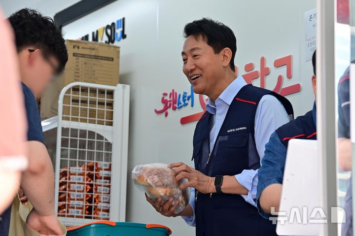 [서울=뉴시스] 최진석 기자 = 오세훈 국민의힘 서울시장 후보가 19일 서울 종로구 온기창고 4호점에서 일일 매니저 체험을 하고 있다. (공동취재) 2026.05.19. photo@newsis.com