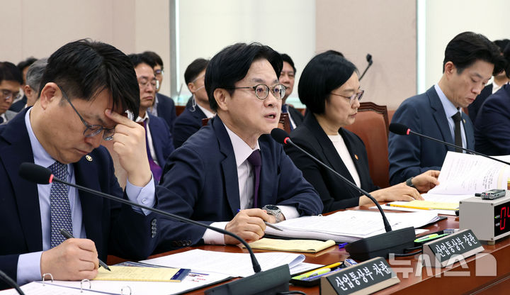[서울=뉴시스] 김금보 기자 = 김정관 산업통상부 장관이 19일 오전 서울 여의도 국회에서 열린 산업통상자원중소벤처기업위원회 전체회의에서 의원질의에 답변을 하고 있다. 2026.05.19. kgb@newsis.com