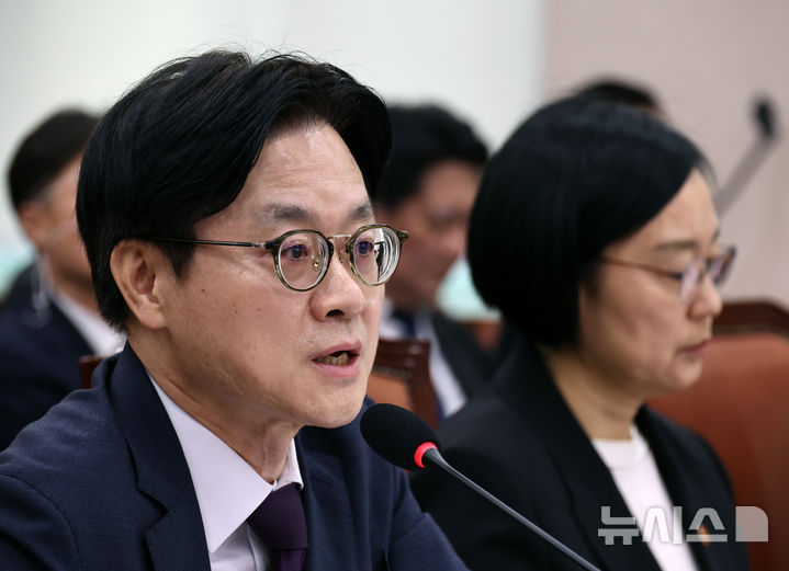 [서울=뉴시스] 김금보 기자 = 김정관 산업통상부 장관이 19일 오전 서울 여의도 국회에서 열린 산업통상자원중소벤처기업위원회 전체회의에서 의원질의에 답변을 하고 있다. 2026.05.19. kgb@newsis.com