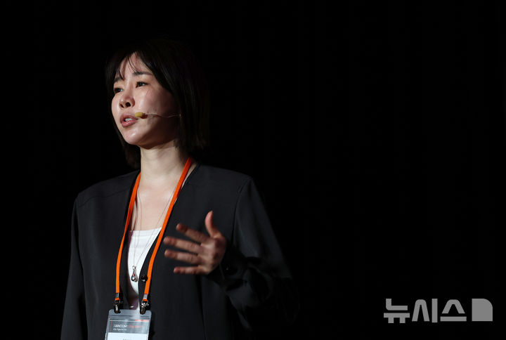 [서울=뉴시스] 전신 기자 = 김연수 한컴 대표가 19일 서울 영등포구 페어몬트 앰배서더 서울에서 열린 전략 발표회 '한컴:더 쉬프트(HANCOM:The SHIFT)'에서 미래 비전과 사업 전략에 대해 발표하고 있다. 2026.05.19. photo1006@newsis.com