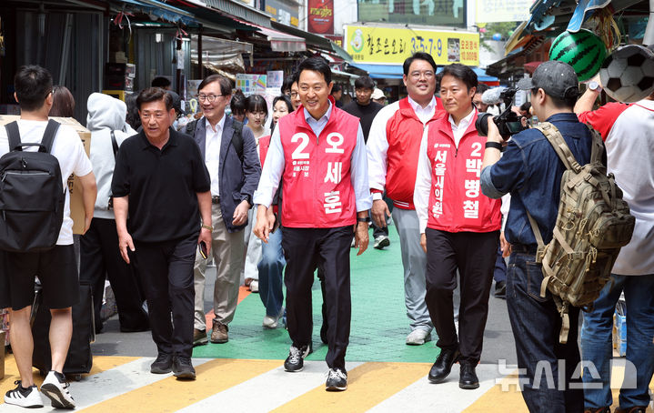 [서울=뉴시스] 최진석 기자 = 오세훈 국민의힘 서울시장 후보가 19일 서울 종로구 창신동 문구완구거리에서 오세훈과 함께 걸어요를 하며 상인들과 대화를 나누고 있다. 2026.05.19. myjs@newsis.com