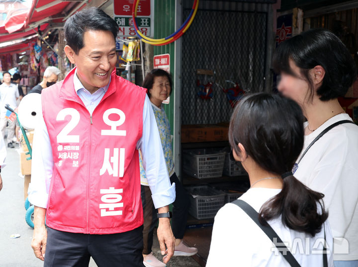 [서울=뉴시스] 최진석 기자 = 오세훈 국민의힘 서울시장 후보가 19일 서울 종로구 창신동 문구완구거리에서 오세훈과 함께 걸어요를 하며 시민들과 대화를 나누고 있다. 2026.05.19. myjs@newsis.com