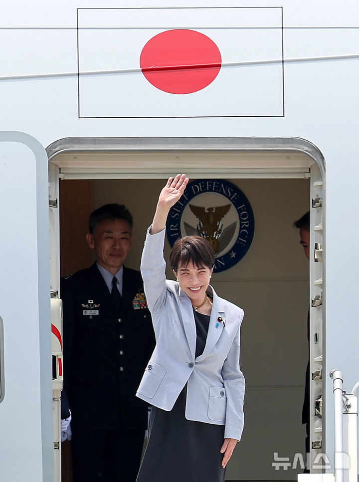[대구=뉴시스] 이무열 기자 = 한일 정상회담에 참석하는 다카이치 사나에 일본 총리가 19일 대구국제공항에 도착해 손을 흔들어 안사하고 있다. 2026.05.19. lmy@newsis.com