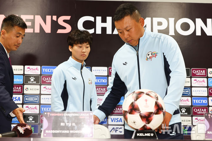 [수원=뉴시스] 황준선 기자 = 북한 내고향여자축구단 리유일 감독과 김경영이 19일 경기 수원시 수원종합운동장에서 열린 2025~2026시즌 아시아축구연맹(AFC) 여자 챔피언스리그(AWCL) 4강전 기자회견에 참석하고 있다. 2026.05.19. hwang@newsis.com