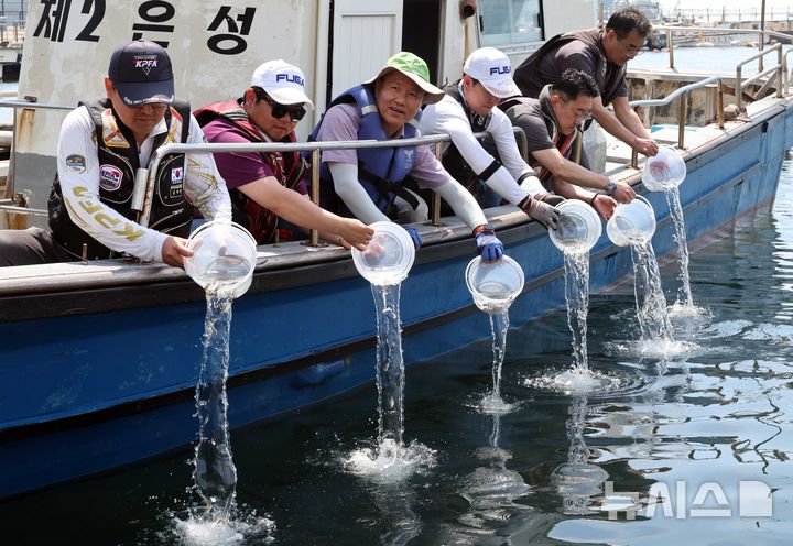  [부산=뉴시스] 하경민 기자 = 부산시 수산자원연구소와 낚시인 등이 19일 부산 사하구 낫개방파제 앞 바다에서 감성돔 치어를 방류하고 있다. 연구소는 이날 감성돔 치어 약 2만 미(치어의 단위)를 시작으로 총 30만 미를 부산 전 연안에 방류할 계획이다. 2026.05.19. yulnetphoto@newsis.com