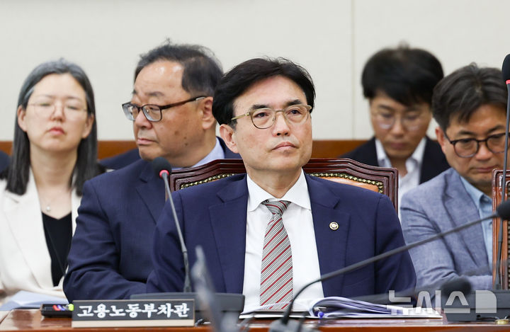 [서울=뉴시스] 김근수 기자 = 권창준 고용노동부 차관이 19일 서울 여의도 국회에서 제22대 제435회국회(임시회) 기후에너지환경노동위원회 전체회의에 참석해 있다. 2026.05.19. ks@newsis.com