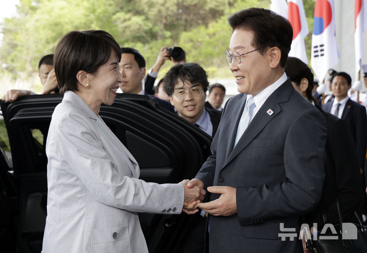 [안동=뉴시스] 최동준 기자 = 이재명 대통령이 19일 경북 안동시 한 호텔에서 한일 정상회담을 위해 방한한 다카이치 사나에 일본 총리를 영접하고 있다. 2026.05.19. photocdj@newsis.com