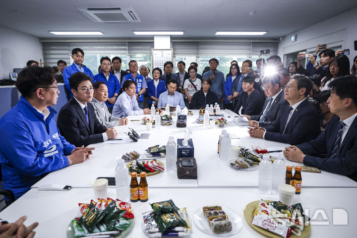 [서울=뉴시스] 정병혁 기자 = 정원오 더불어민주당 서울시장 후보가 19일 서울 양천구 목동6단지 재건축정비사업조합을 찾아 주민들과 간담회를 하고 있다. 2026.05.19. jhope@newsis.com