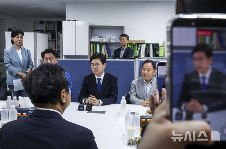 [서울=뉴시스] 정병혁 기자 = 정원오 더불어민주당 서울시장 후보가 19일 서울 양천구 목동6단지 재건축정비사업조합을 찾아 주민들과 간담회를 하고 있다. 2026.05.19. jhope@newsis.com