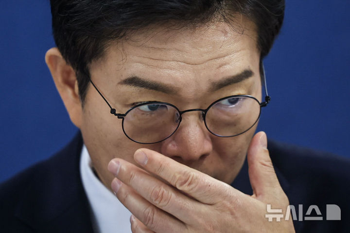 [서울=뉴시스] 정병혁 기자 = 정원오 더불어민주당 서울시장 후보가 19일 서울 양천구 목동6단지 재건축정비사업조합에서 열린 간담회에서 안경을 만지고 있다. 2026.05.19. jhope@newsis.com