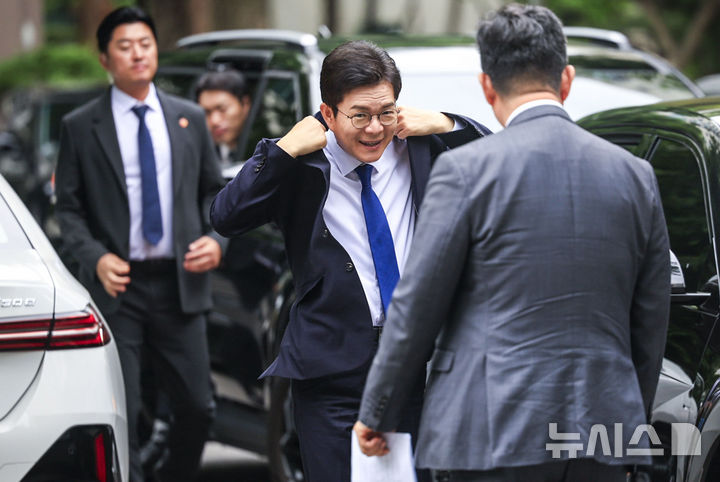 [서울=뉴시스] 정병혁 기자 = 정원오 더불어민주당 서울시장 후보가 19일 서울 양천구 목동 6단지를 찾아 아파트를 둘러보기 위해 차에서 내리고 있다. 2026.05.19. jhope@newsis.com