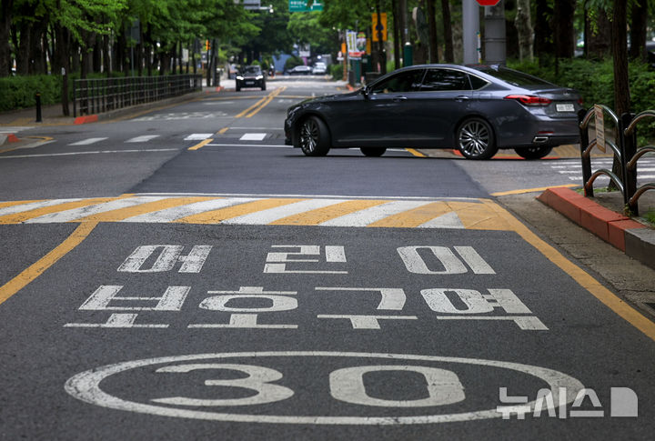 [서울=뉴시스] 정병혁 기자 = 경찰이 어린이보호구역(스쿨존) 내 심야 시간대 속도 제한 완화 확대를 추진한다. 어린이 통행이 거의 없는 심야 시간대와 공휴일에도 일률적으로 시속 30㎞ 제한을 적용하는 것은 과도하다는 지적이 이어지면서다. 경찰청은 최근 한국도로교통공단에 스쿨존 속도 규제 합리화 방안과 관련한 연구용역을 발주했다. 연구 결과는 정부의 '국가정상화 프로젝트 총괄 태스크포스(TF)'에 제출될 예정이다. 사진은 지난 5월19일 서울시내 어린이 보호구역. 2026.05.19. jhope@newsis.com