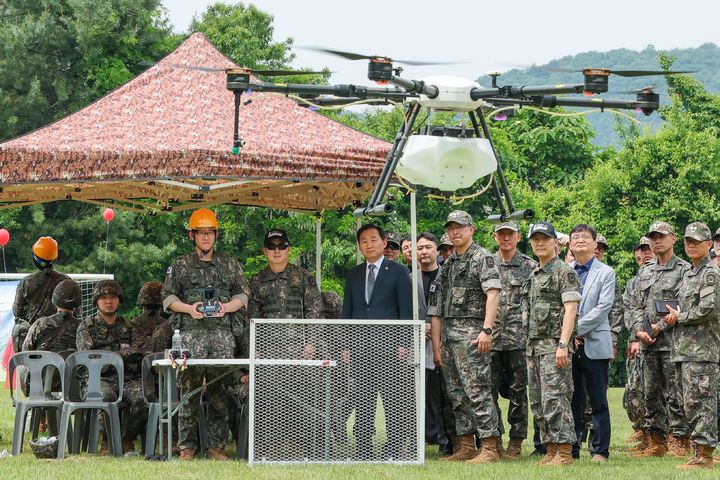 [서울=뉴시스] 이두희 국방부 차관이 19일 육군 72보병사단을 방문해 첨단 드론을 활용한 예비군 동원훈련 현장을 확인하고 있다. (사진=국방부 제공) 2026.05.19. photo@newsis.com *재판매 및 DB 금지