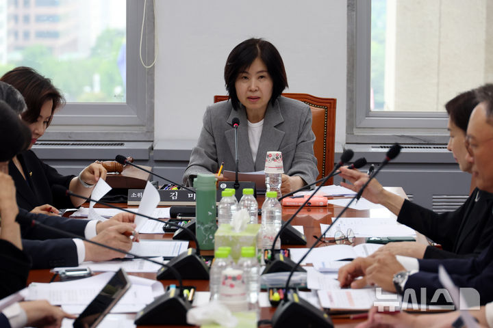 [서울=뉴시스] 고승민 기자 = 19일 서울 여의도 국회에서 열린 보건복지위원회 법안심사제1소위원회에서 김미애 소위원장이 회의를 주재하고 있다. 2026.05.19. kkssmm99@newsis.com