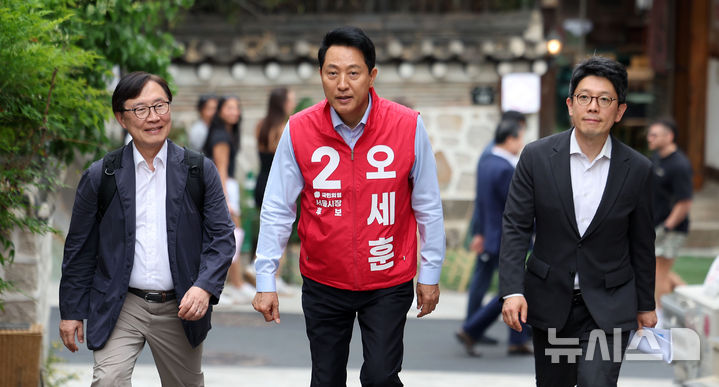 [서울=뉴시스] 김선웅 기자 = 오세훈 국민의힘 서울시장 후보가 19일 서울 종로구 북촌라운지 차차티클럽에서 '4계절 365일 매력이 넘치는 도파민 특별시'를 주제로 관광공약을 발표하기 위해 이동하고 있다. 왼쪽부터 최재형 전 의원, 오세훈 후보, 김병민 전 서울시 정무부시장. 2026.05.19. mangusta@newsis.com