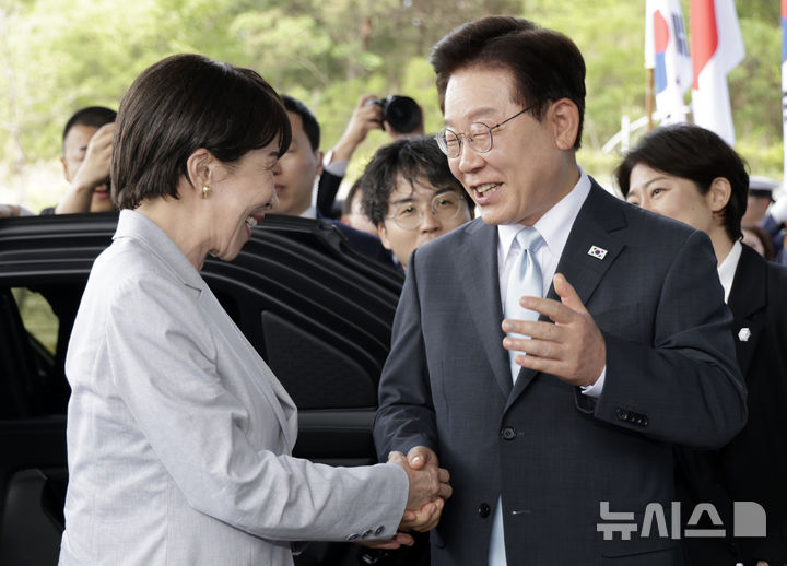 [안동=뉴시스] 최동준 기자 = 이재명 대통령이 19일 경북 안동시 한 호텔에서 한일 정상회담을 위해 방한한 다카이치 사나에 일본 총리를 영접하고 있다. 2026.05.19. photocdj@newsis.com