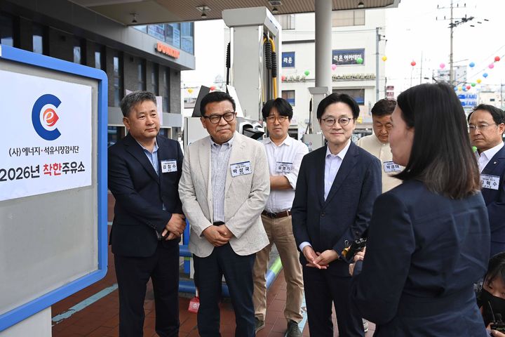 [서울=뉴시스] 김정관 산업통상부 장관이 19일 오후 서울 구로구 대원셀프주유소에서 열린 '착한 주유소 현장방문 및 간담회'에 참석해 최고가격제 시행에 따른 주유소 현장의 애로사항을 청취하고 있다. (사진=산업통상부 제공) 2026.05.19. photo@newsis.com *재판매 및 DB 금지