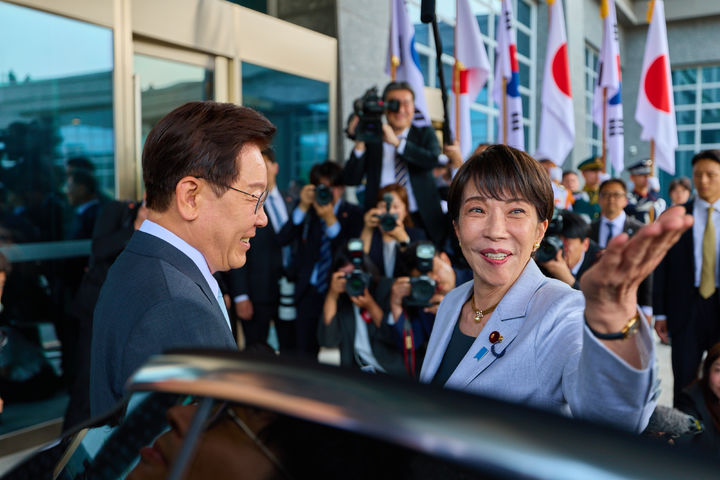 [안동=뉴시스] 최동준 기자 = 이재명 대통령이 19일 경북 안동시 한 호텔에서 한일 정상회담을 위해 방한한 다카이치 사나에 일본 총리를 영접하고 있다. (사진=청와대 제공) 2026.05.19. photo@newsis.com *재판매 및 DB 금지