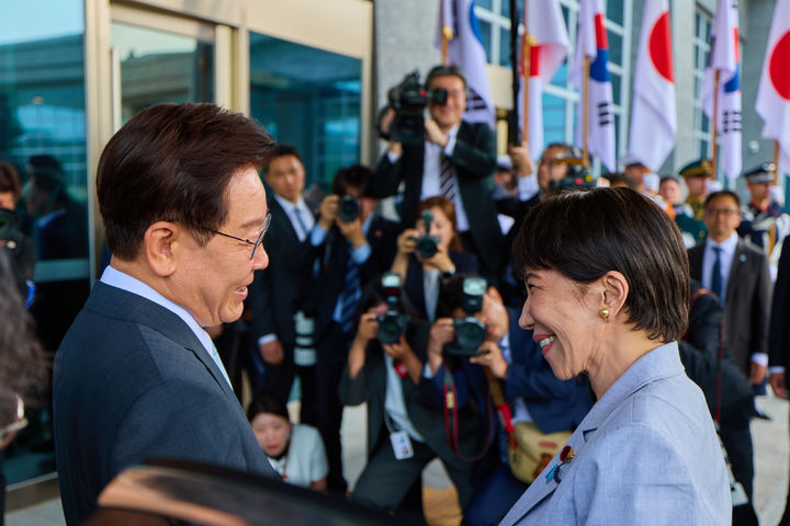 [안동=뉴시스] 최동준 기자 = 이재명 대통령이 19일 경북 안동시 한 호텔에서 한일 정상회담을 위해 방한한 다카이치 사나에 일본 총리를 영접하고 있다. (사진=청와대 제공) 2026.05.19. photo@newsis.com *재판매 및 DB 금지