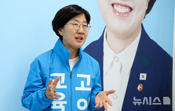 [제주=뉴시스] 우장호 기자 = 고의숙 제주특별자치도교육감 후보가 19일 제주시 삼도일동에 위치한 선거사무소에서 뉴시스 제주본부와 인터뷰를 하고 있다. 2026.05.19. woo1223@newsis.com