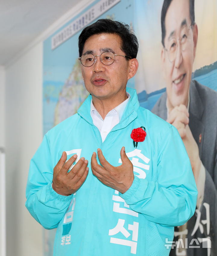 [제주=뉴시스] 우장호 기자 = 송문석 제주특별자치도교육감 후보가 19일 제주시 도남동에 위치한 선거사무소에서 뉴시스 제주본부와 인터뷰를 하고 있다. 2026.05.19. woo1223@newsis.com
