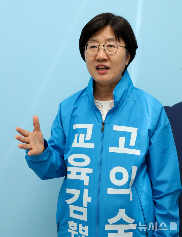 [제주=뉴시스] 우장호 기자 = 고의숙 제주특별자치도교육감 후보가 19일 제주시 삼도일동에 위치한 선거사무소에서 뉴시스 제주본부와 인터뷰를 하고 있다. 2026.05.19. woo1223@newsis.com