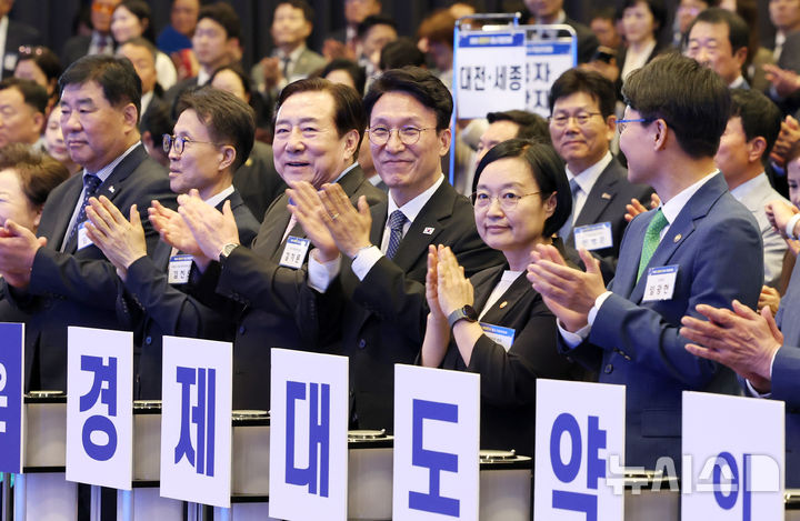 [서울=뉴시스] 전신 기자 = 김민석 국무총리가 19일 서울 영등포구 중소기업중앙회에서 열린 2026 대한민국 중소기업인대회에서 한성숙 중소벤처기업부 장관, 김기문 중소기업중앙회장 등 참석자들과 함께 기념촬영을 마친 뒤 박수치고 있다. 2026.05.19. photo1006@newsis.com