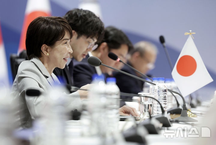 [안동=뉴시스] 최동준 기자 = 다카이치 사나에 일본 총리가 19일 경북 안동시 한 호텔에서 열린 이재명 대통령과 확대 정상회담에서 발언하고 있다. 2026.05.19. photocdj@newsis.com