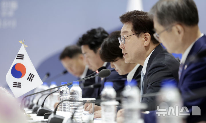 [안동=뉴시스] 최동준 기자 = 이재명 대통령이 19일 경북 안동시 한 호텔에서 열린 다카이치 사나에 일본 총리와 확대 정상회담에서 발언하고 있다. 2026.05.19. photocdj@newsis.com