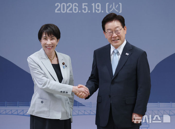 [안동=뉴시스] 최동준 기자 = 이재명 대통령과 다카이치 사나에 일본 총리가 19일 경북 안동시 한 호텔에서 한일 확대 정상회담 기념촬영을 하고 있다. 2026.05.19. photocdj@newsis.com