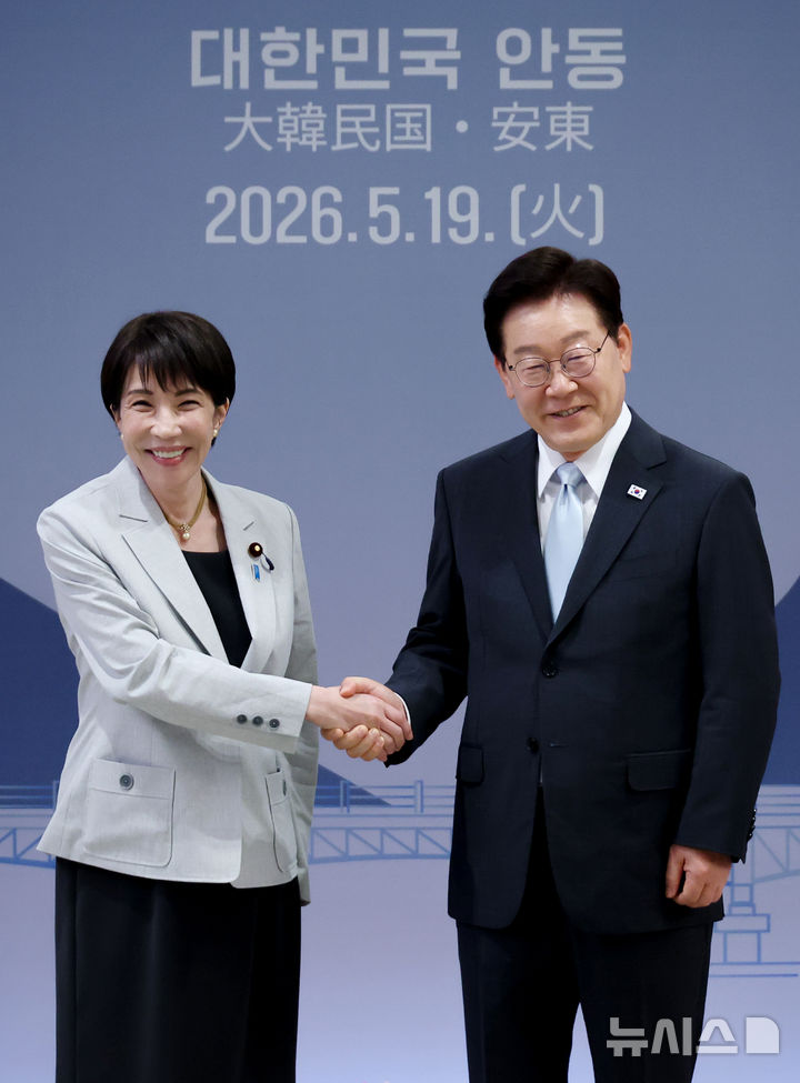 [안동=뉴시스] 최동준 기자 = 이재명 대통령과 다카이치 사나에 일본 총리가 19일 경북 안동시 한 호텔에서 한일 확대 정상회담 기념촬영을 하고 있다. 2026.05.19. photocdj@newsis.com