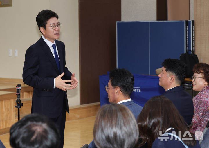 [서울=뉴시스] 배훈식 기자 = 정원오 더불어민주당 서울시장 후보가 19일 오후 서울 용산구 청파새마을금고 본점에서 열린 서울시도시정비사업조합연대와 서울시리모델링조합협의회 착착개발 공약 지지선언에서 인사말을 하고 있다. 2026.05.19. dahora83@newsis.com