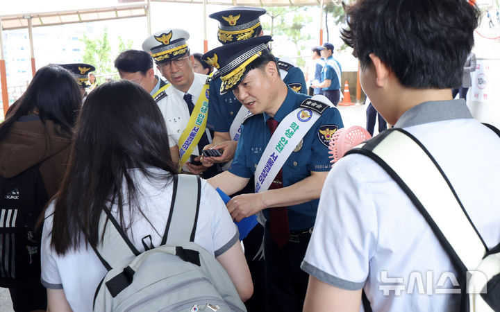 [서울=뉴시스] 홍효식 기자 = 박정보 서울경찰청장이 19일 서울 은평구 선일여자고등학교 앞에서 열린 '학교 안전 현장 점검의 날' 행사에서 하교하는 학생들을 대상으로 리플릿을 배부하며 등하굣길 취약지점과 범죄 예방 수칙 등을 안내하고 있다. 2026.05.19. yesphoto@newsis.com